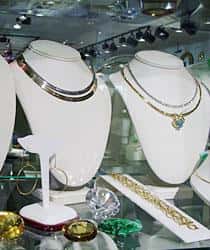 Various pieces of pre-owned jewelry available at Emerald City Jewelers